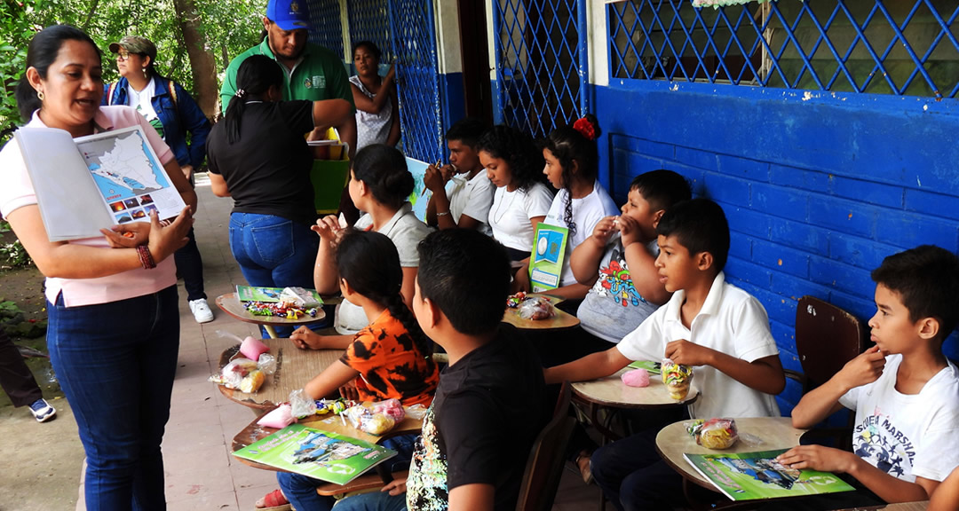 Docentes de UNAN-Managua comparten alegría con niños de la comarca San Miguelito