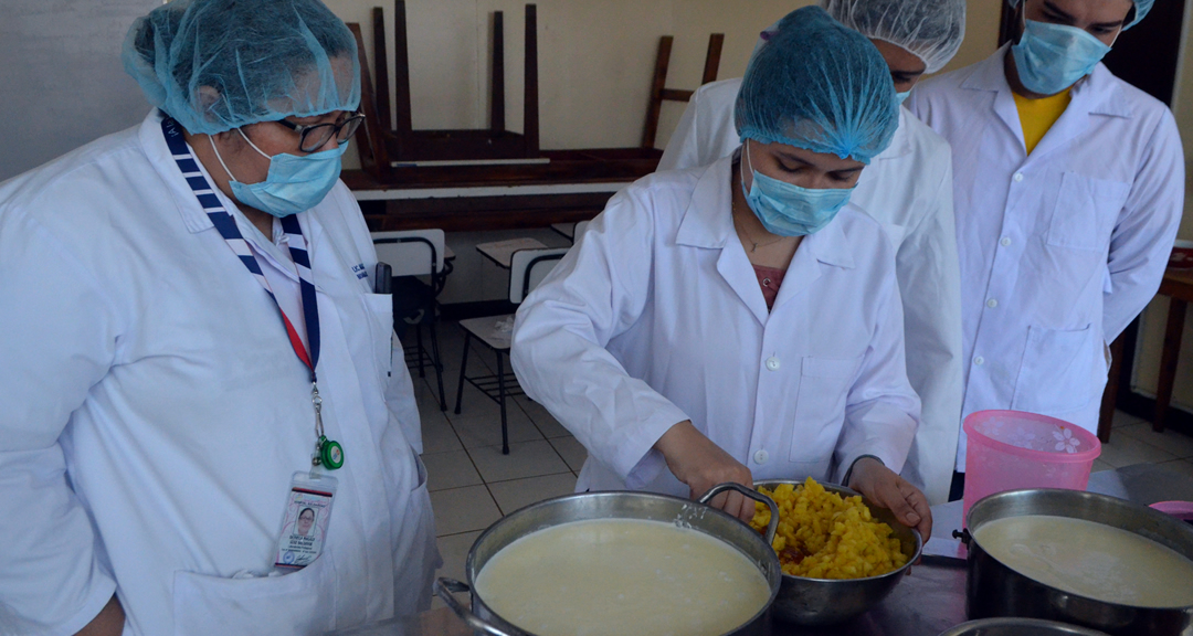 Microbiólogos realizan yogurt y queso artesanal para conocer el proceso a escala de laboratorio