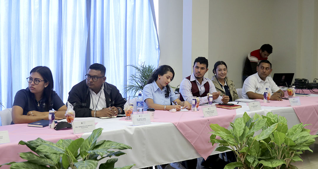 Dirigentes de la UNEN participan en la sesión ordinaria del Consejo Universitario.