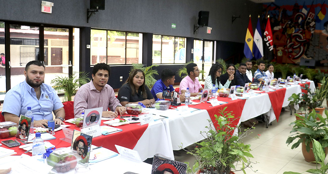 Dirigentes estudiantiles participan en la sesión 12-2023 del Consejo Universitario. 