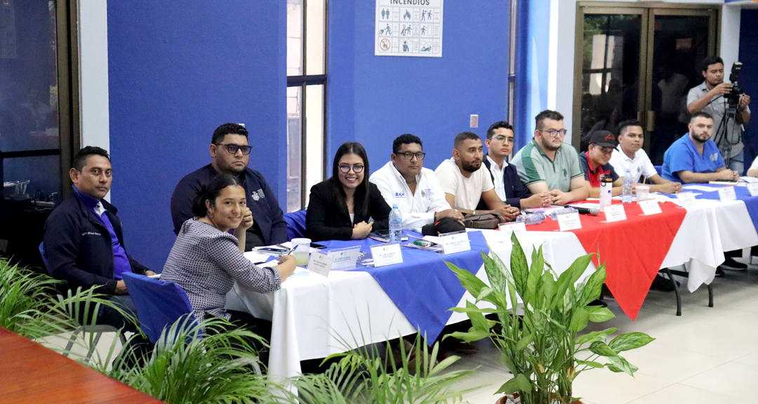 Dirigentes estudiantiles participan en la sesión 18-2023.