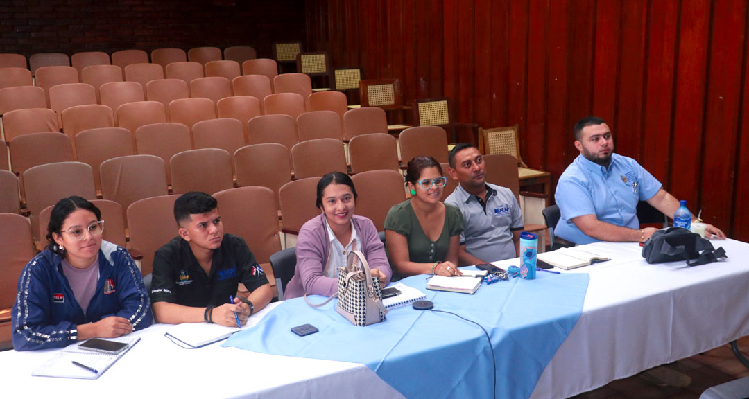 Dirigentes estudiantiles participan en la sesión 20-2022