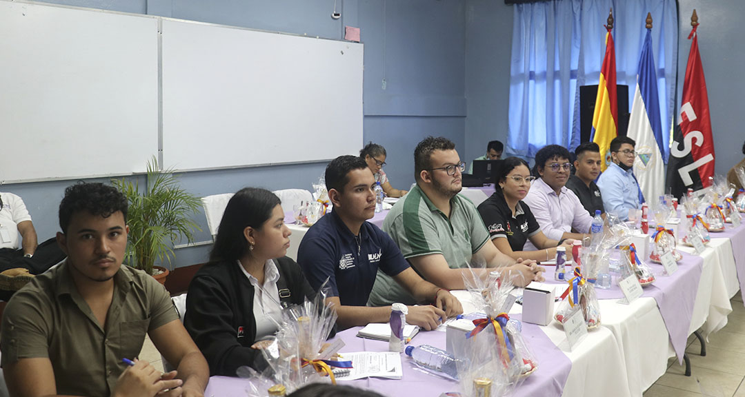 Dirigentes estudiantiles participan en la sesión ordinaria 10-2023.