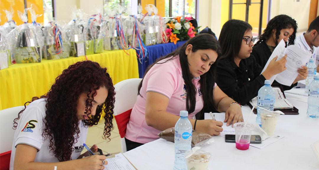 Dirigentes estudiantiles participan en sesión 19-2022.