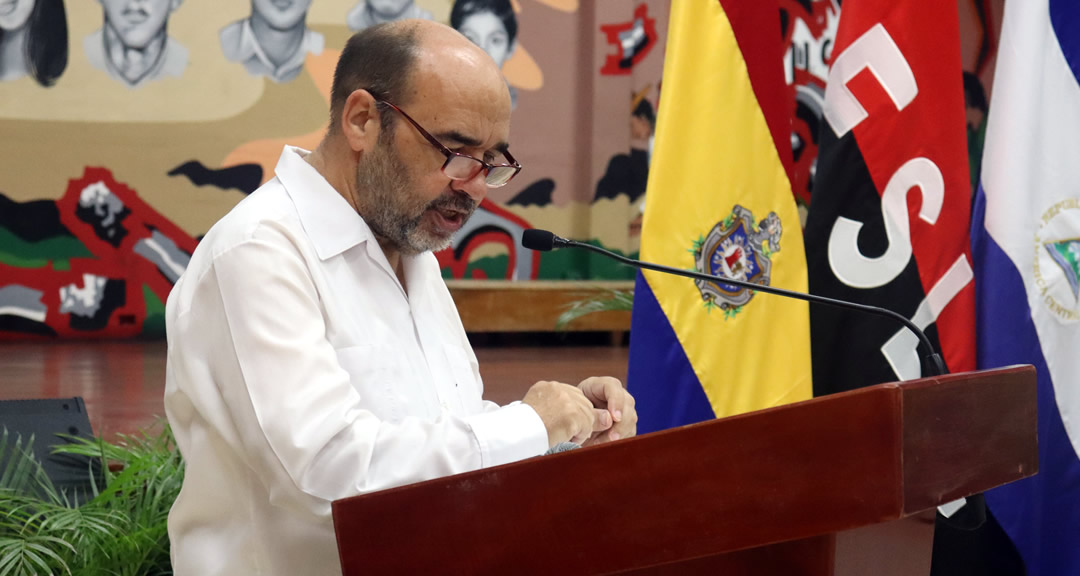 Doctor Luis Alfredo Lobato Blanco, vicerrector general realiza lectura del acta de la puesta en posesión al secretario general de la UNAN-Managua