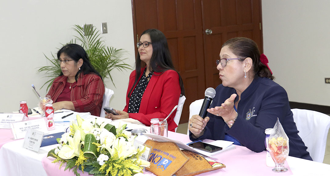 Doctora Ramona Rodríguez Pérez presenta informe de Rectorado. 