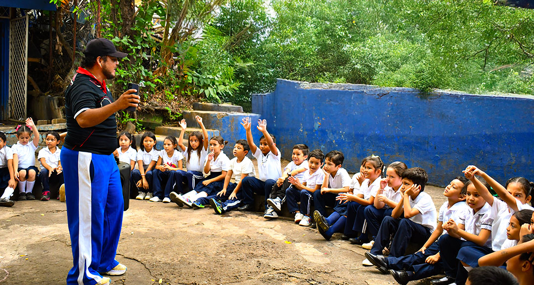 Estudiante de Educación Fisica explican Juegos Tradicionales