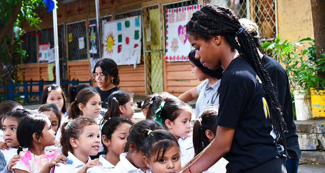 Estudiante de Educacion Fisica organizan a niños para juegos