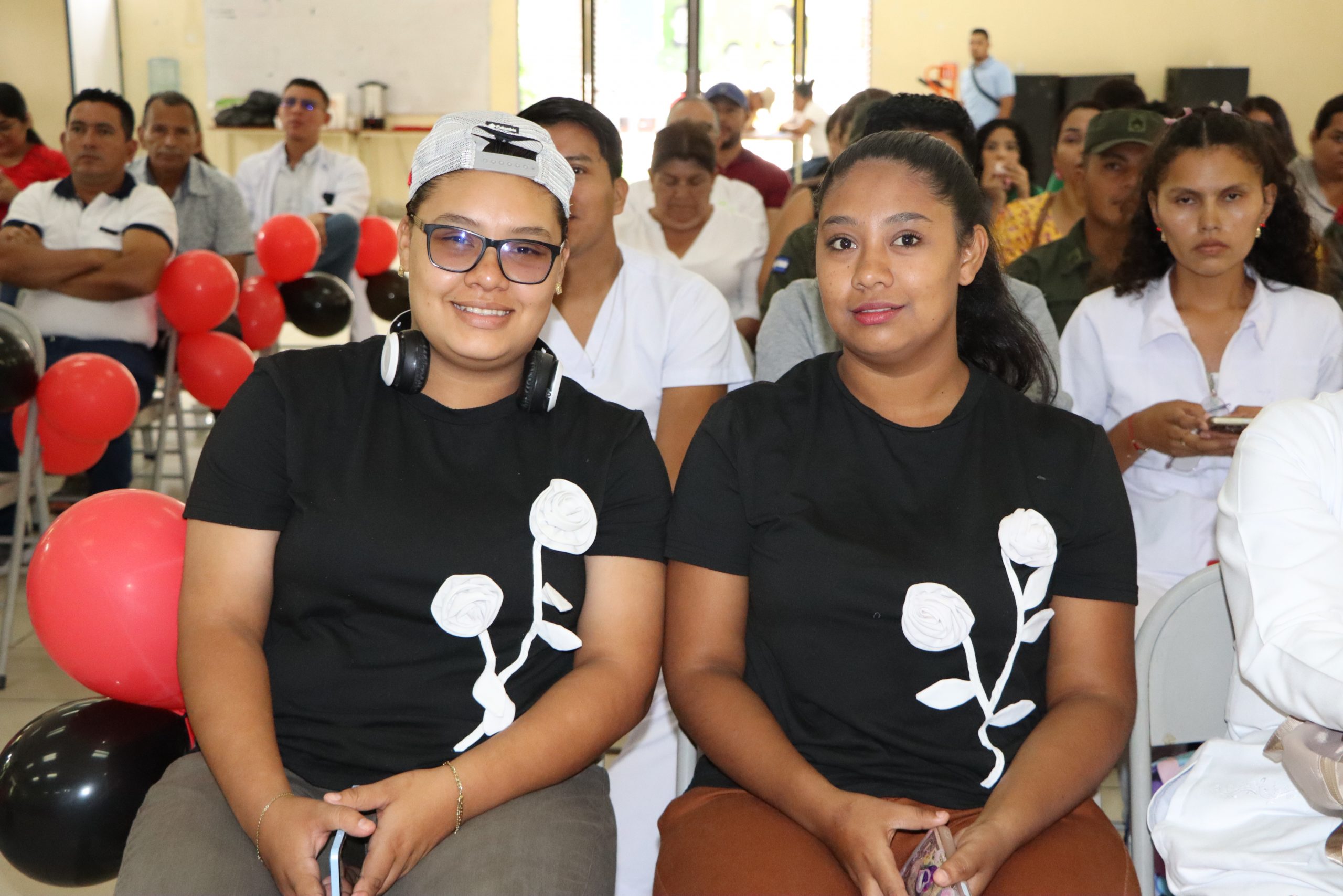 Estudiantes de UNICAM, sede Las Calabazas participando en el acto de reconocimiento a donantes.