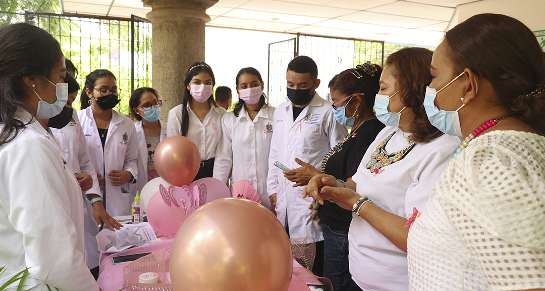 Estudiantes se suman a la prevención del cáncer de mama