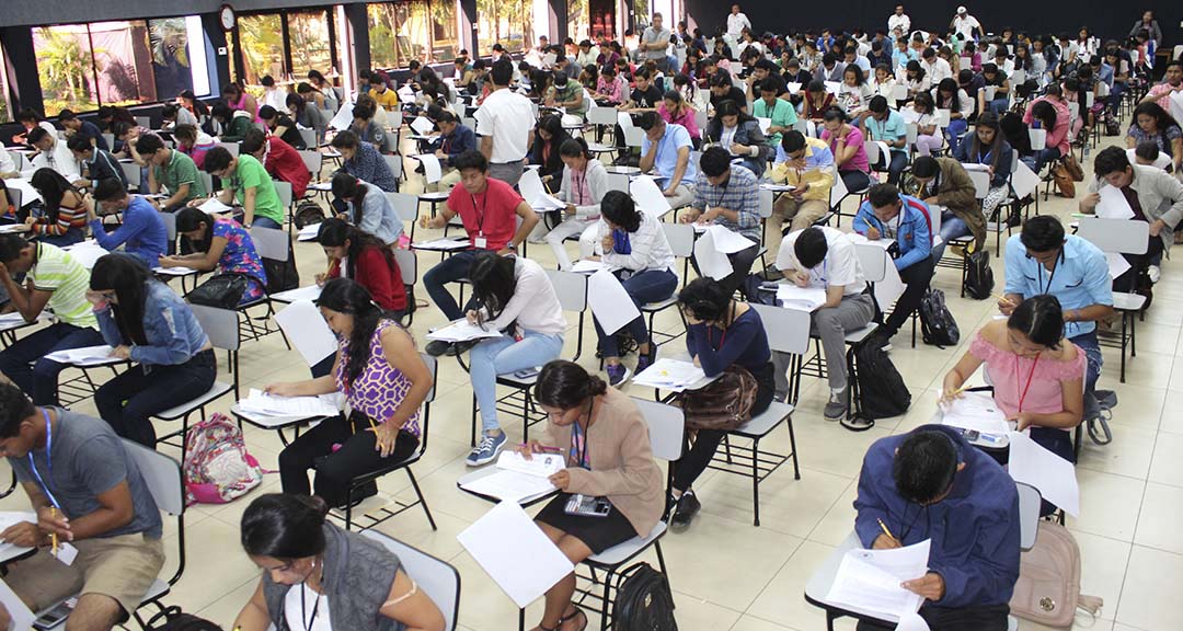 Estudiantes realizan el examen de admisión 2020