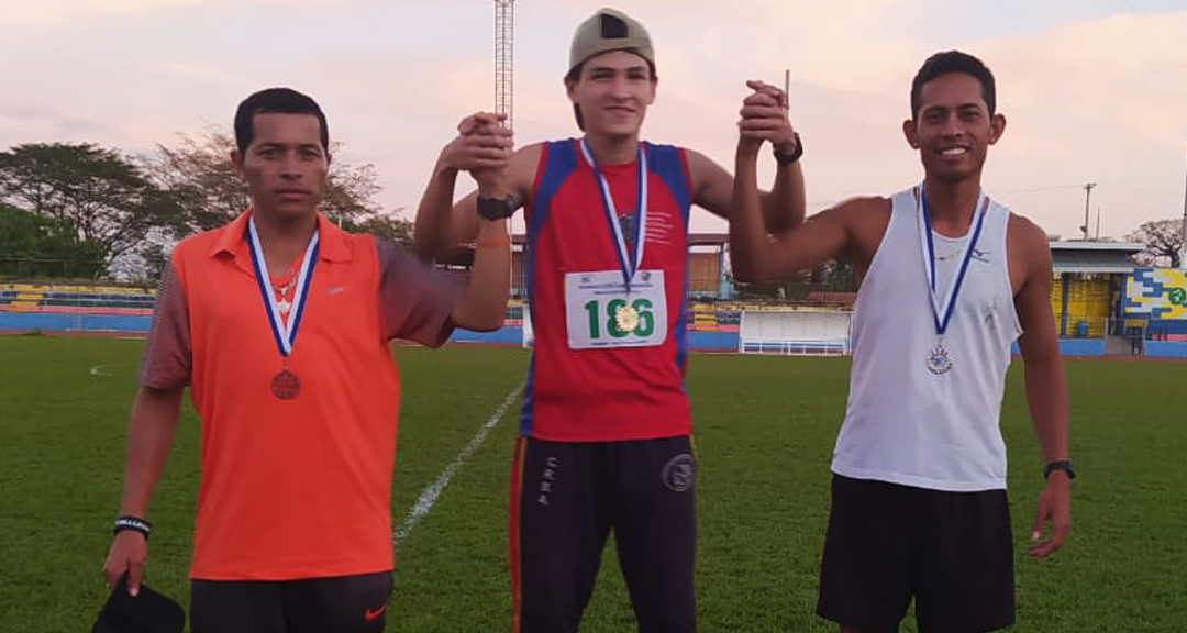 Aarón Guadamuz, recibe medalla de oro por el primer lugar.