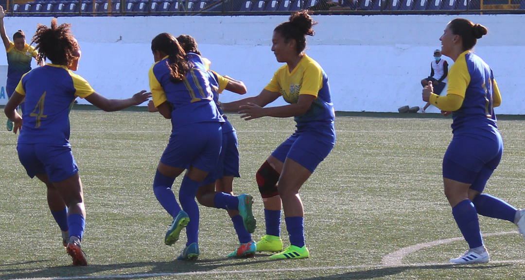 Celebración del gol de Reyna Hernández al minuto 19.