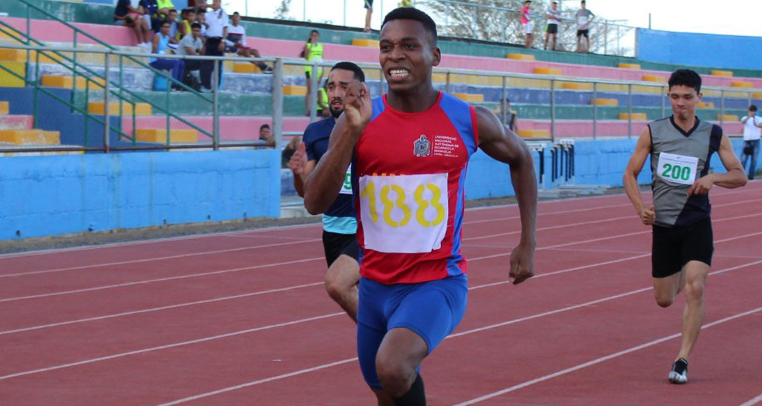 Kelvin Ramírez en la carrera de los 150 metros.