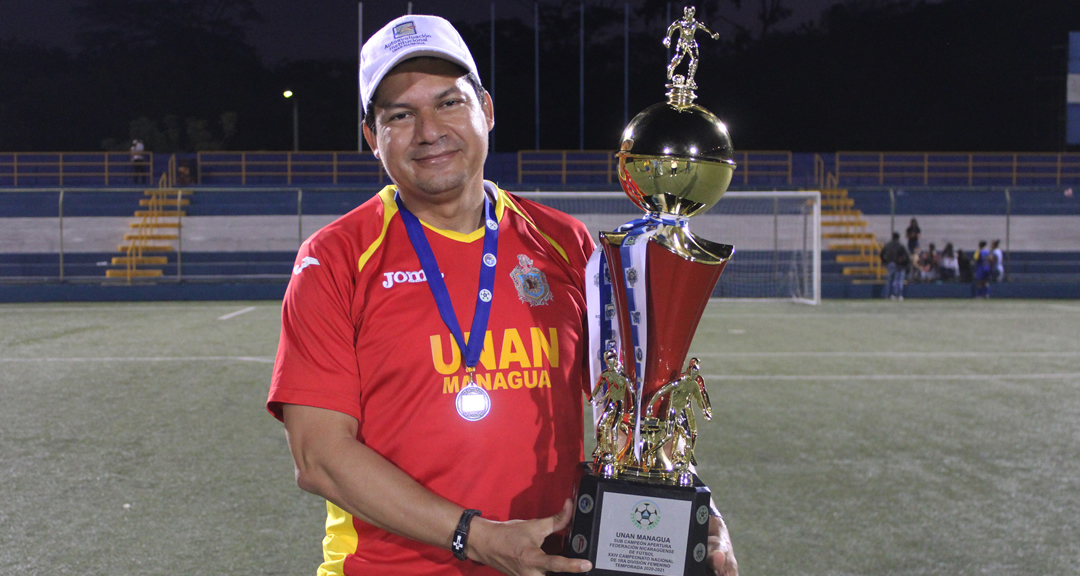 MSc. Roberto Flores con el trofeo del subcampeonato.