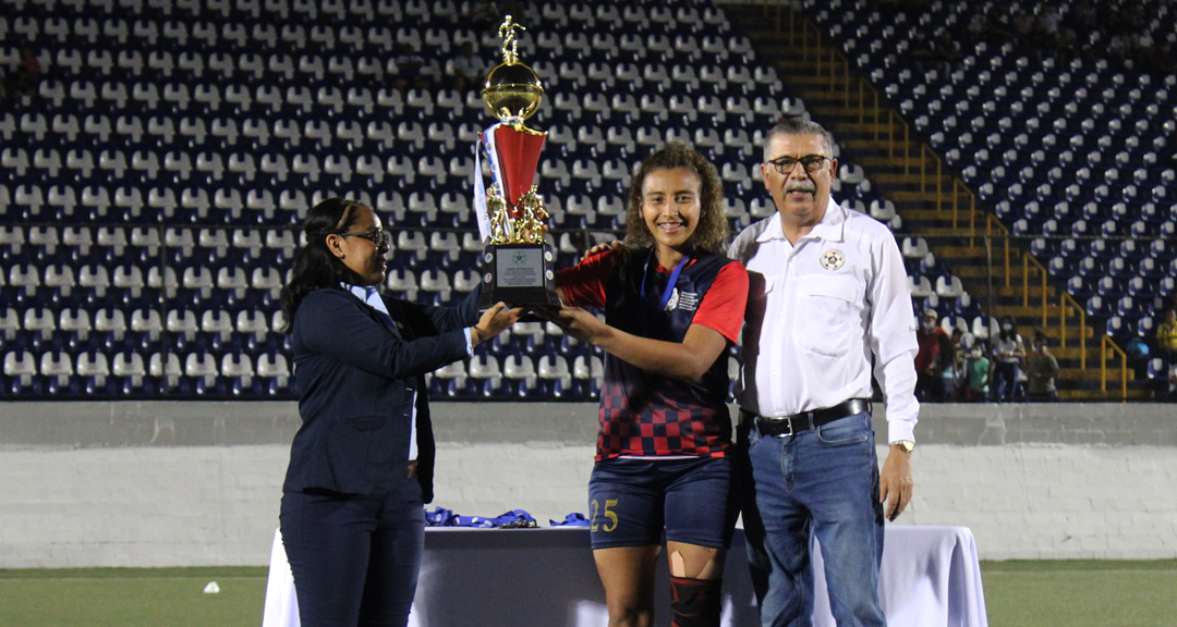 Ángela Gutiérrez recibiendo el trofeo del subcampeonato por parte de autoridades de FENIFUT.