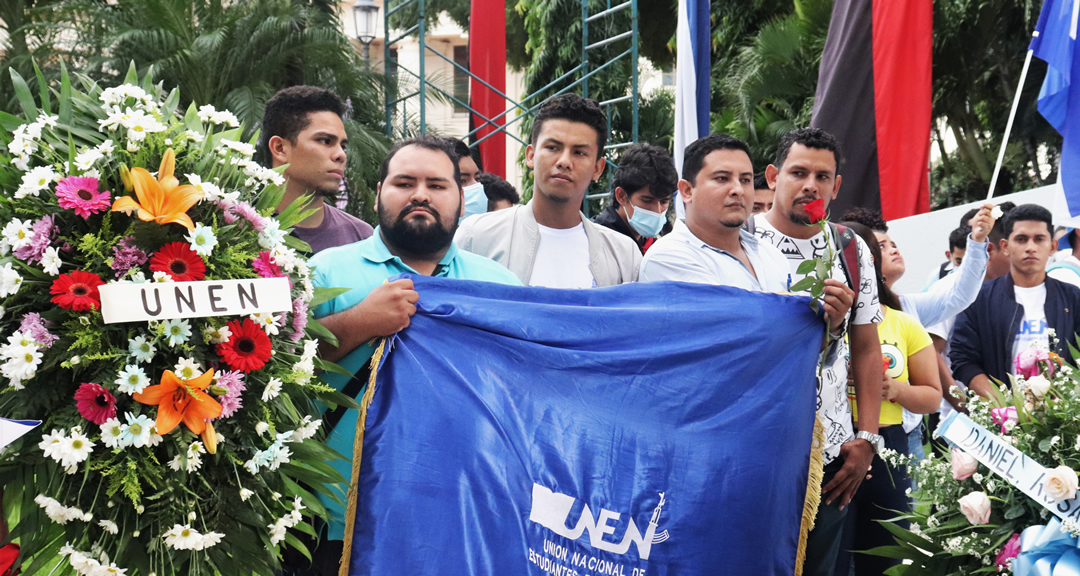 Miembros de UNEN depositan ofrenda floral