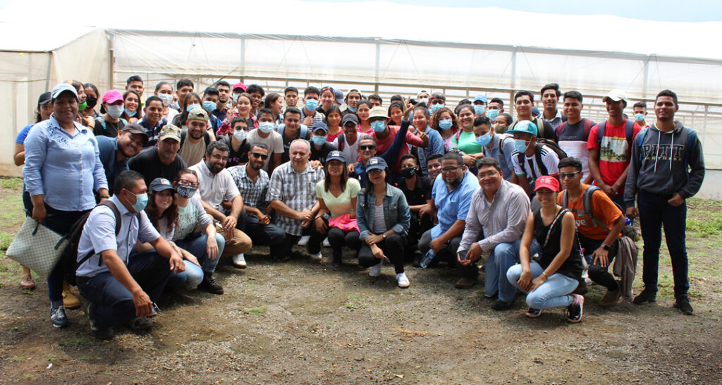 Estudiantes de Ingeniería Agronómica de la FAREM-Carazo fortalecen capacidades técnicas de manejo y producción de cultivos