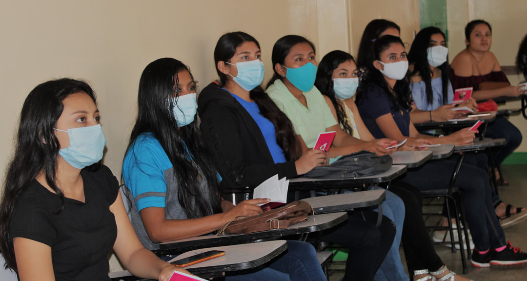 Estudiantes universitarias durante el Taller de Competencia Profesional y Laboral