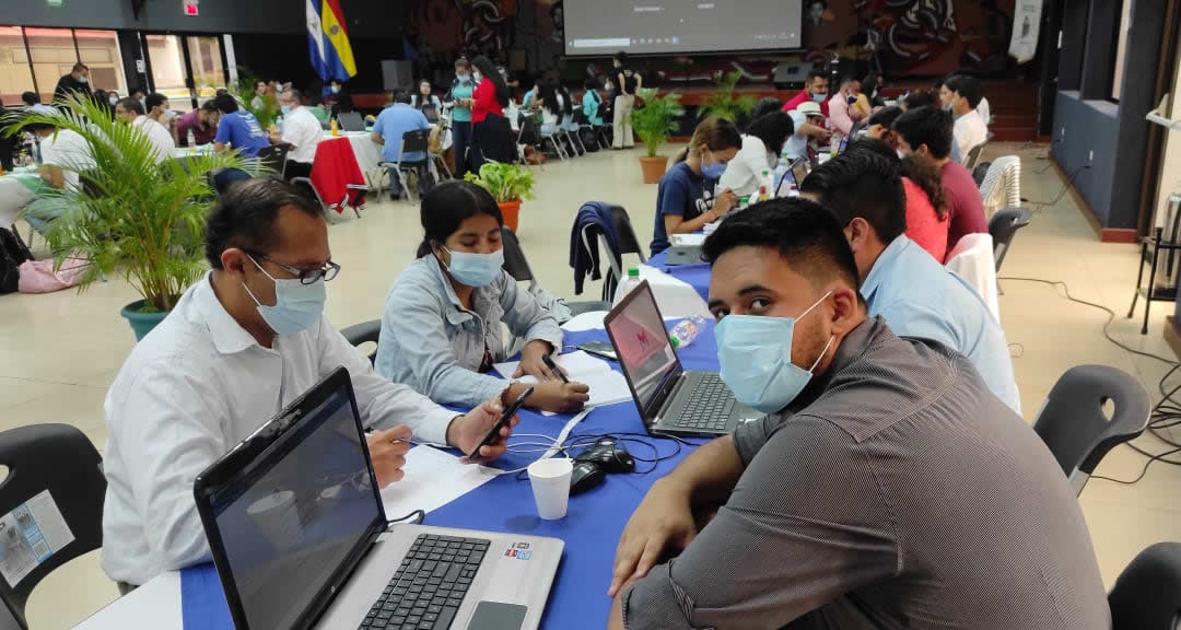 El equipo multidisciplinario ganador del primer lugar durante la competencia.