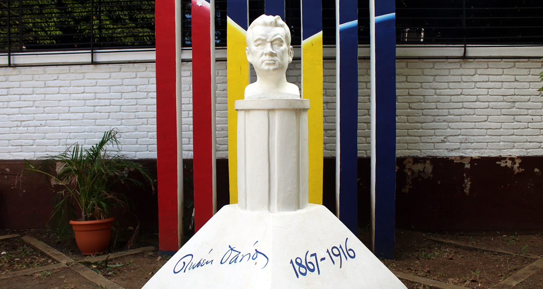 Busto Rubén Darío ubicado frente al pabellón 9 en el RURD.