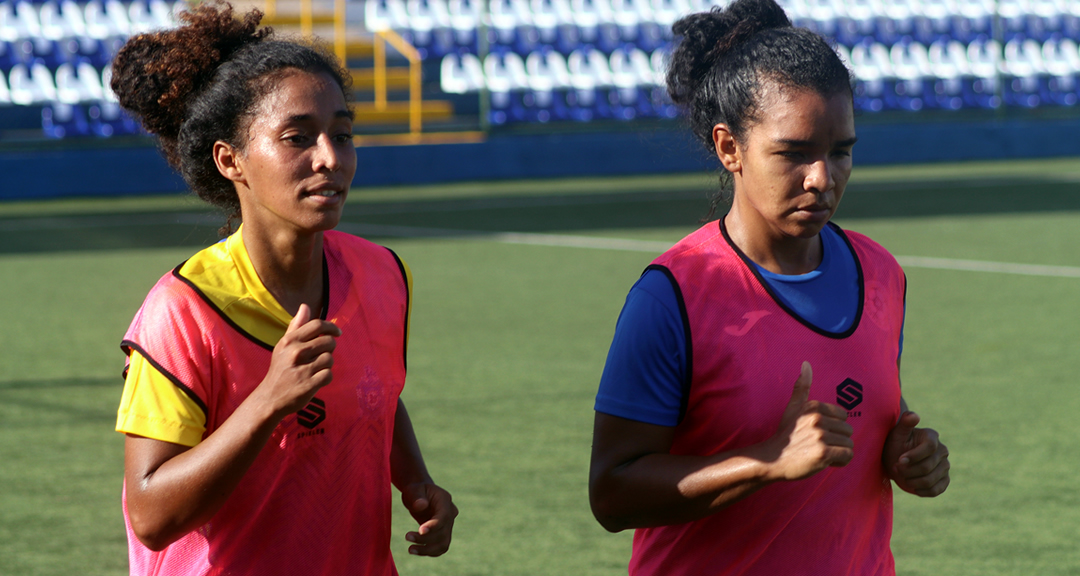 Elizabeth Arcía y Celeste Escobar durante el entrenamiento.