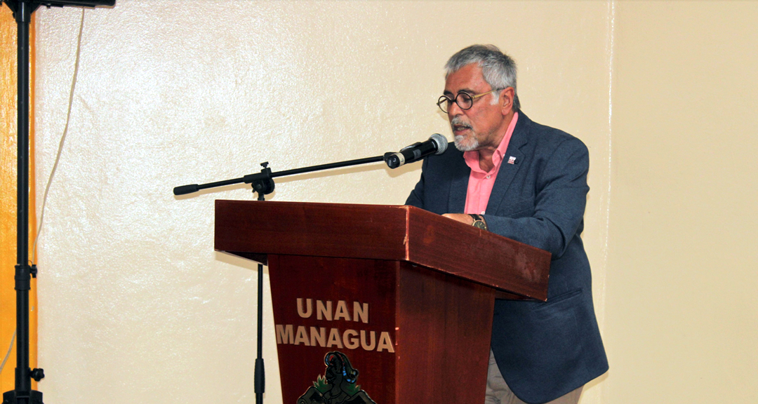 Sr. Guillermo Eduardo Pilía, presidente de la Academia Hispanoamericana de Buenas Letras y Secretario General de la Sociedad Argentina de Escritores.