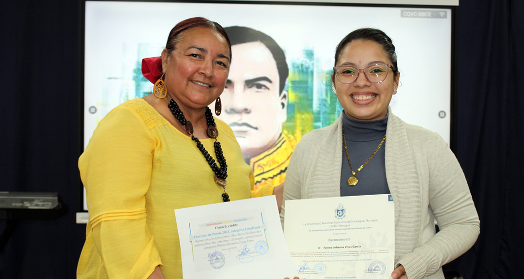 La Mtra. Lesbia Grijalva, directora de Cultura y la joven Fátima Vivas García, ganadora del primer lugar del concurso de poesía de la Jornada Dariana 2023