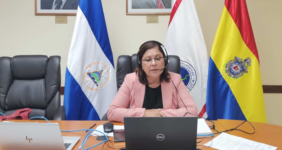 Maestra Ramona Rodríguez Pérez, Rectora de la UNAN-Managua,  Presidenta del CNU y del CSUCA, durante el foro