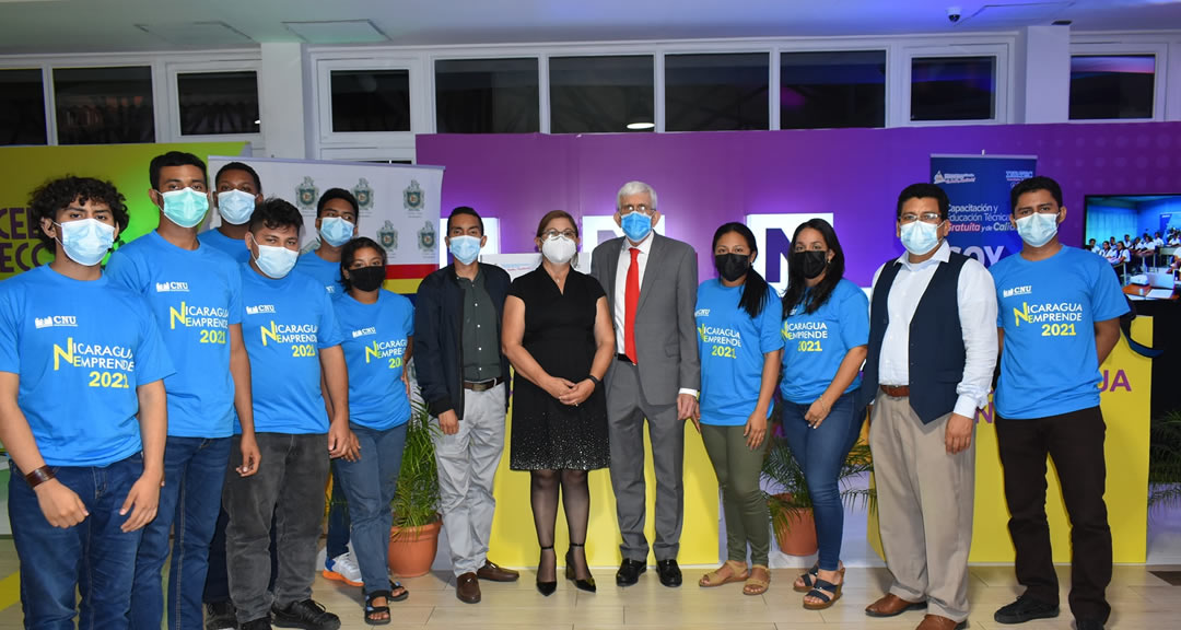 Maestra Ramona Rodríguez Pérez, rectora de la UNAN-Managua y presidenta del CNU junto a protagonistas