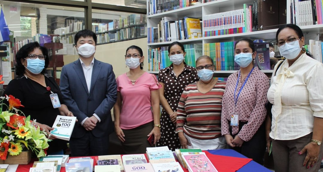 Representantes de la Embajada de la República de Corea en Nicaragua hacen entrega de materiales didácticos a la Sala de Corea de la UNAN-Managua (2021)