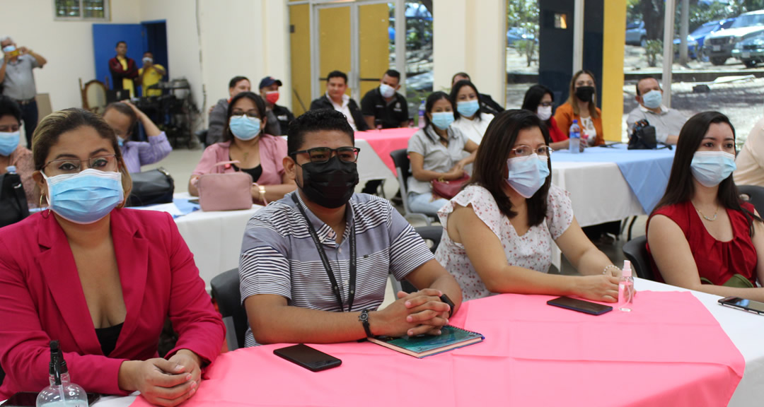 Docentes de la Facultad de Humanidades y Ciencias Jurídicas que recibieron el taller