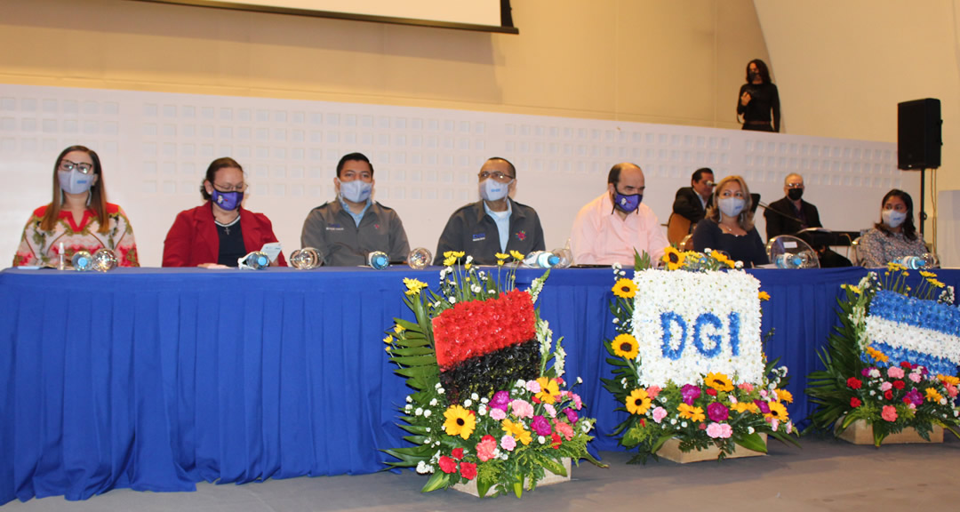 Autoridades de la UNAN-Managua y DGI que presidieron la ceremonia