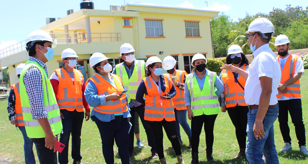 El ingeniero Javier Núñez, gerente Biwater Nicaragua, compartió un taller sobre el Programa de Saneamiento Ambiental del Lago Xolotlán