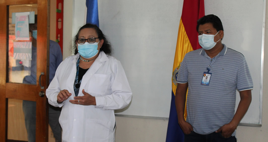 Mtra. Silvia Fuentes, jefa del Área Analítica y el Dr. Dimas García Guzmán, docente investigador del CIRA UNAN-Managua
