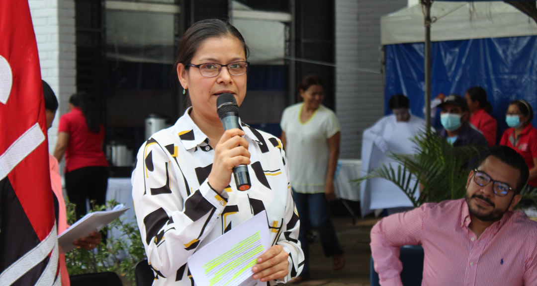 Mtra. Dayra Blandón Sandino, vicerrectora de gestión del conocimiento y vinculación social, durante la actividad