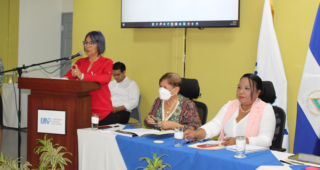 Maestra María Alejandra Martínez, secretaria general de la UNP brinda palabras de bienvenida