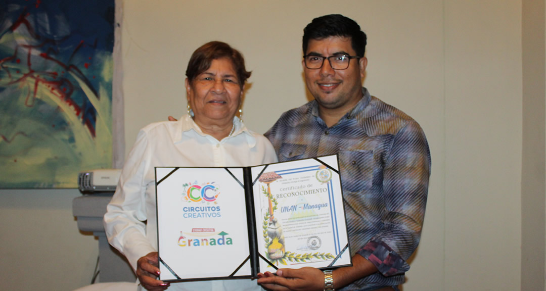 Ocler Quintanilla, coordinador de Economía Creativa de Granada entrega reconocimiento a la doctora Jilma Romero, directora de Extensión Universitaria de la UNAN-Managua