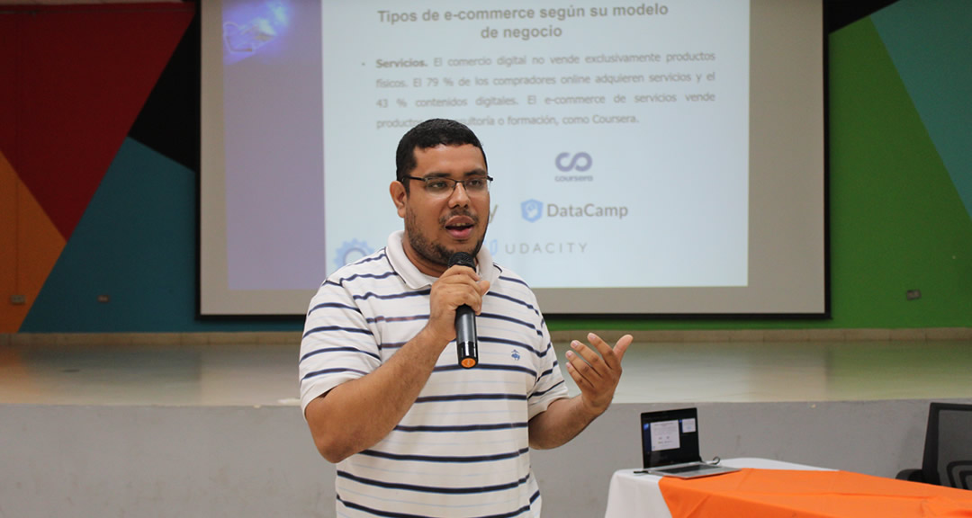Maestro Jaeddson Sánchez, docente del Departamento de Computación y facilitador del taller
