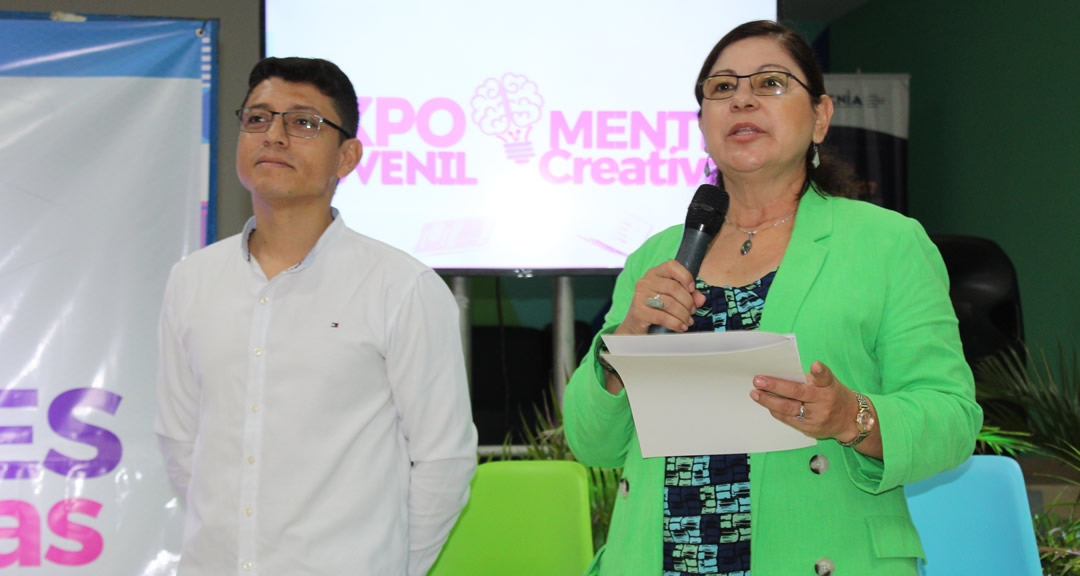 Edwin Madrigal, coordinador de la Red de Jóvenes Comunicadores y la maestra Ramona Rodríguez Pérez, rectora de la UNAN-Managua