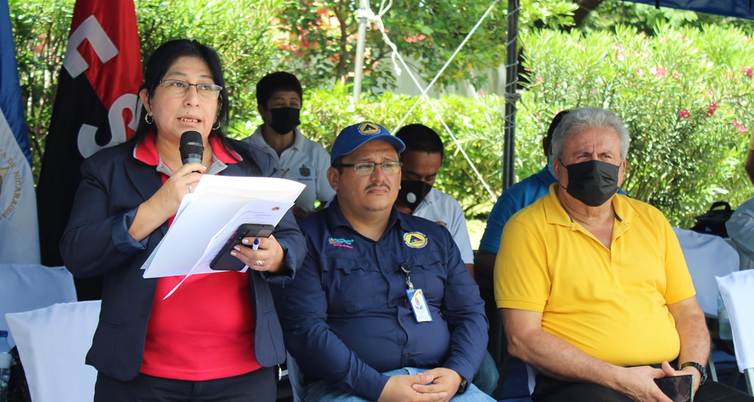 La maestra Sonia Orozco, vicerrectora Administrativa y de Gestión, brinda palabras al público presente