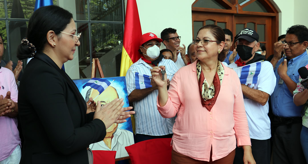 Dra. Wendy Morales, procuradora general de la República, entrega las llaves del inmueble a la maestra Ramona Rodríguez, rectora de la UNAN-Managua