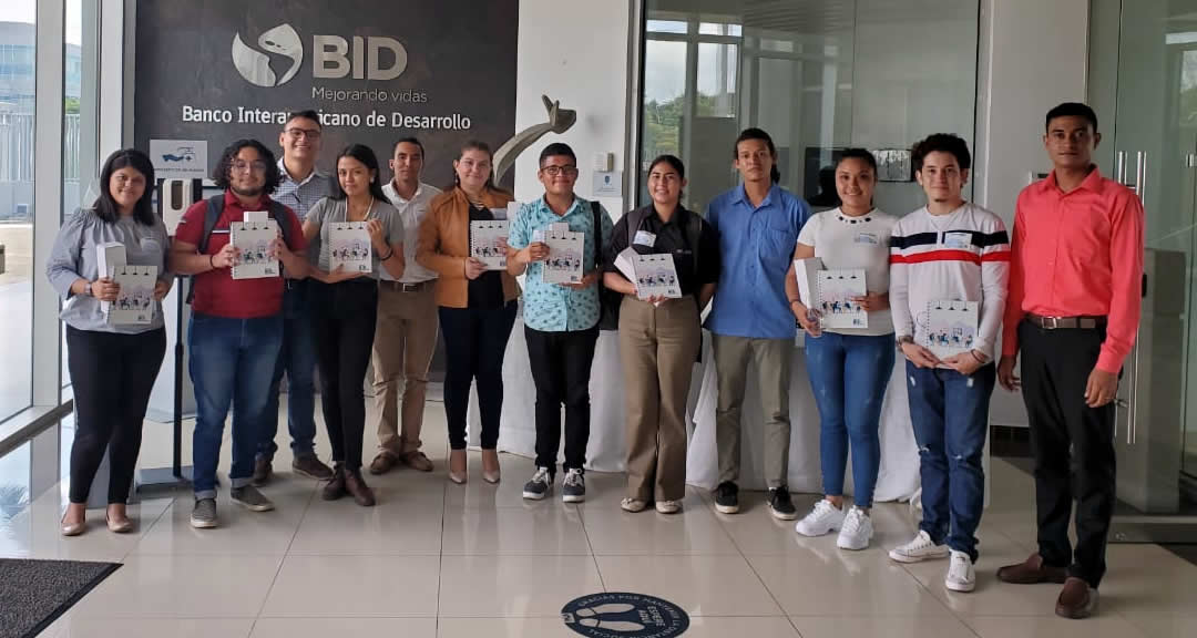 Estudiantes junto con ejecutivos de la Dirección de Innovación de la UNAN-Managua