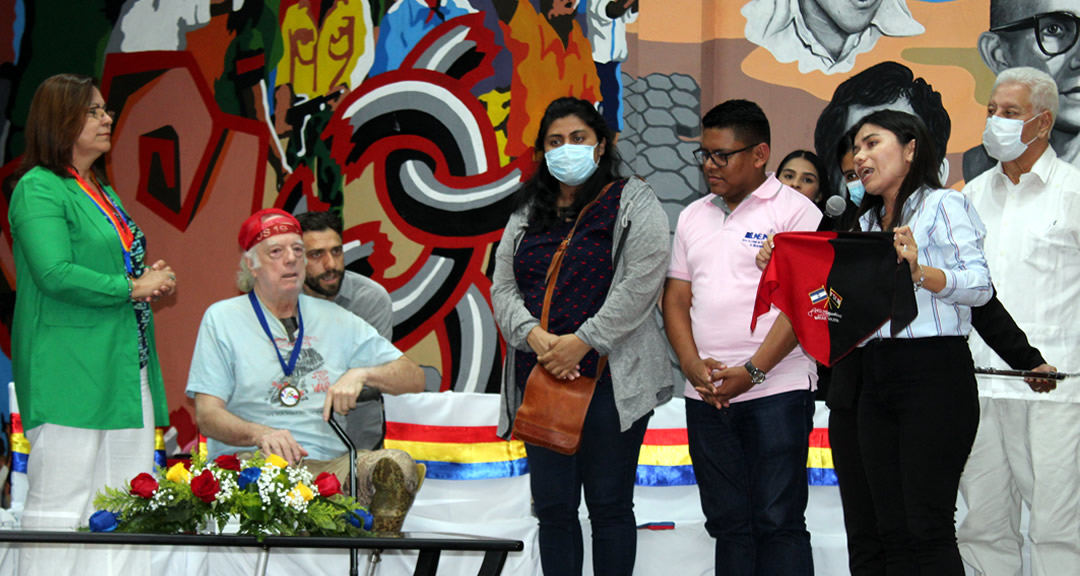 Coordinadora del Movimiento Ambientalista Guardabarranco Darling Hernández entrega la pañoleta roja y negra y Medalla de la Juventud Sandinista 19 de Julio