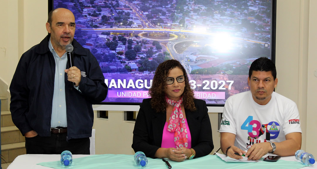 De izquierda a derecha: Vicerrector general, alcaldesa de Managua y secretario general de la UNAN-Managua