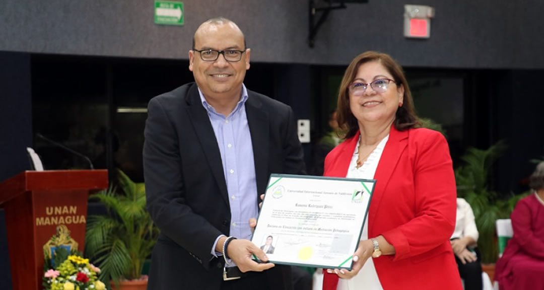 Fray Carlos Irías, rector de la UNIAV, entrega título de doctora en educación a Ramona Rodríguez Pérez, rectora de la UNAN-Managua