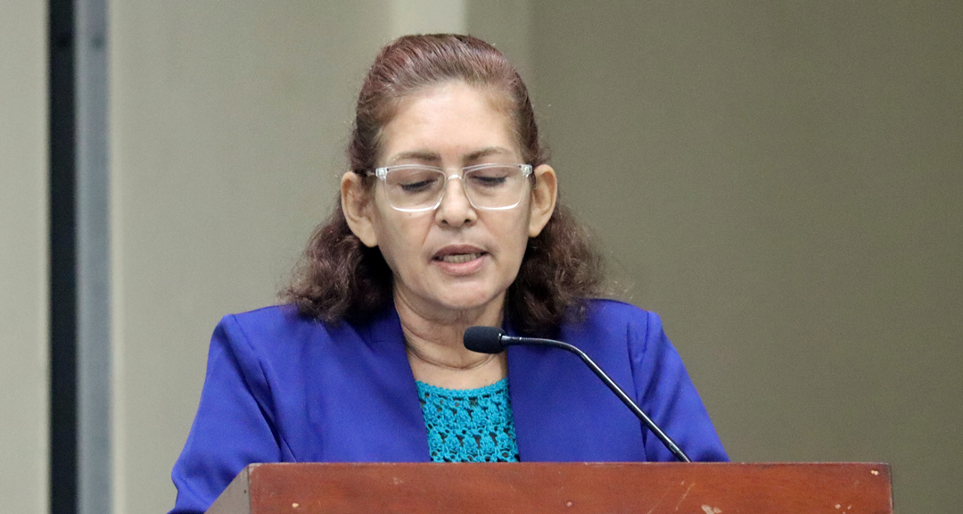 Mtra. Aura Estela brinda palabras de bienvenida al panel.