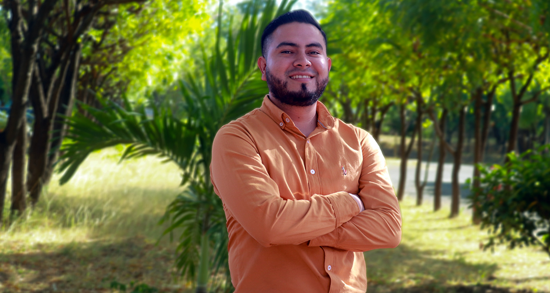 David Peralta Flores, comunicador y presentador de la Revista UNAN-Managua TV.