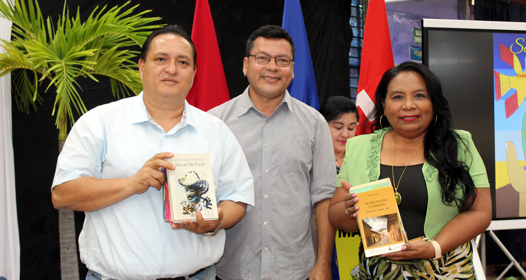 De izquierda a derecha: Mtro. Bismarck Santana, vicerrector del VAE; Héctor Avellán, escritor nicaragüense y la Mtra. Maritza Vallecillo, directora del Sistema Bibliotecario de la UNAN-Managua.