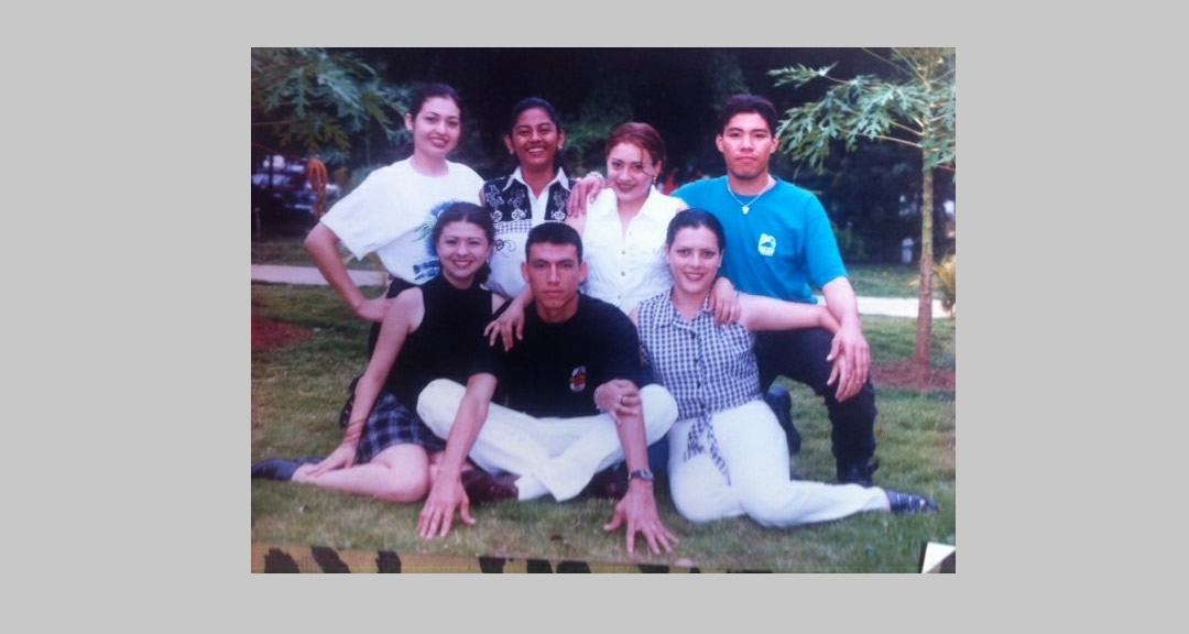 Roberto González junto a sus compañeras de clase